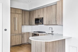 10 Shipyard Dr in Hingham, MA - Foto de edificio - Building Photo