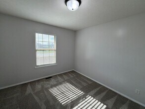 705 W Christopher Ln in Clever, MO - Building Photo - Building Photo