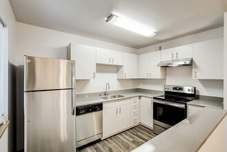 Cedar Terrace in Bellevue, WA - Foto de edificio - Building Photo