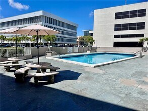 6580 Santona St in Miami, FL - Foto de edificio - Building Photo