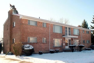 Miller Greens Apartments in Oak Park, MI - Building Photo - Building Photo