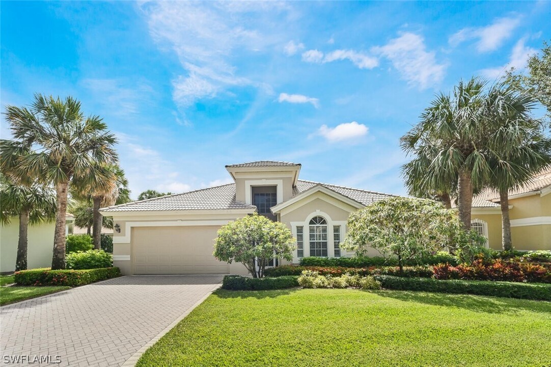 2259 Island Cove Cir in Naples, FL - Building Photo