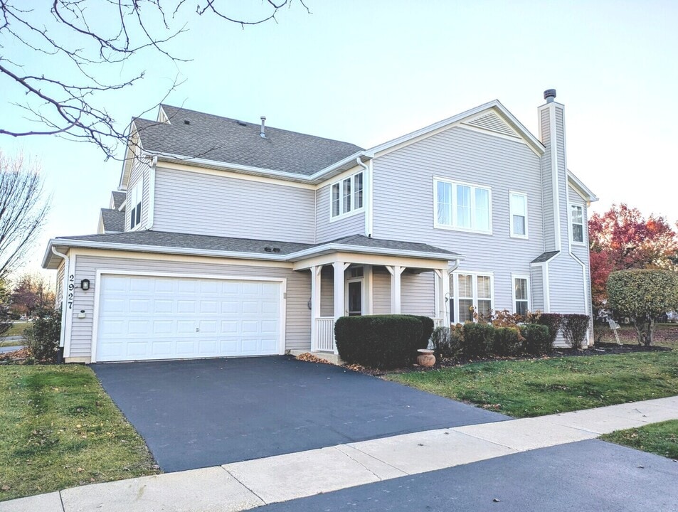 2927 Falling Waters Ln in Lindenhurst, IL - Building Photo