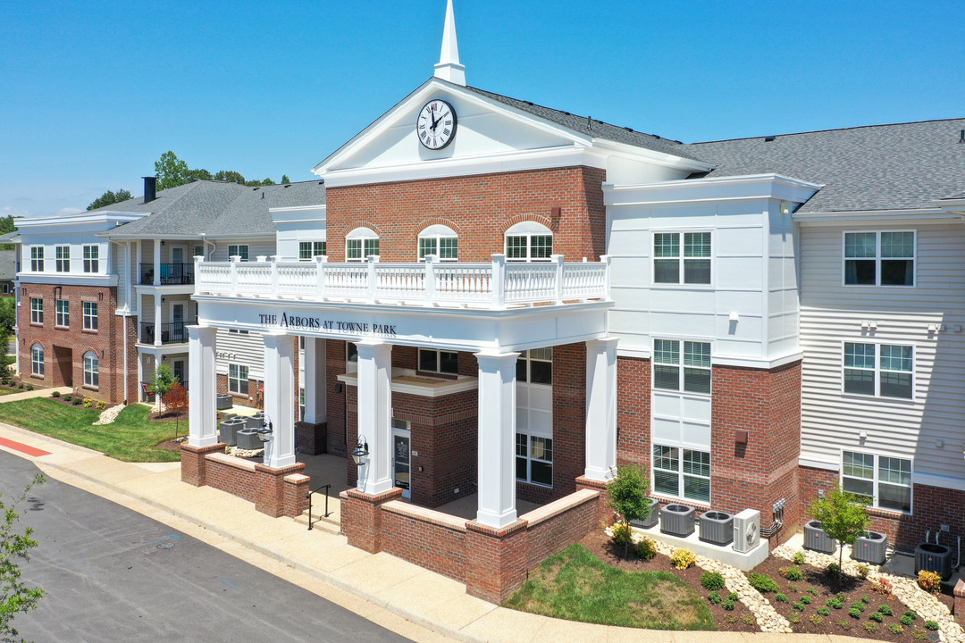 The Arbors at Towne Park in Williamsburg, VA - Foto de edificio