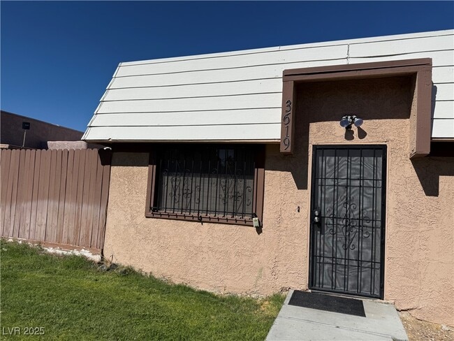 property at 3619 Villa Knolls E Dr