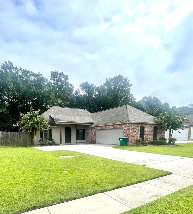2366 Woodland Ct in Port Allen, LA - Building Photo