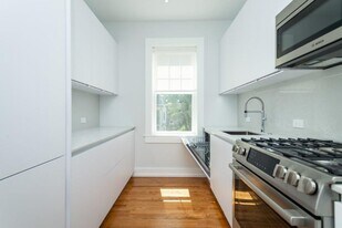 16 Forest St in Cambridge, MA - Building Photo