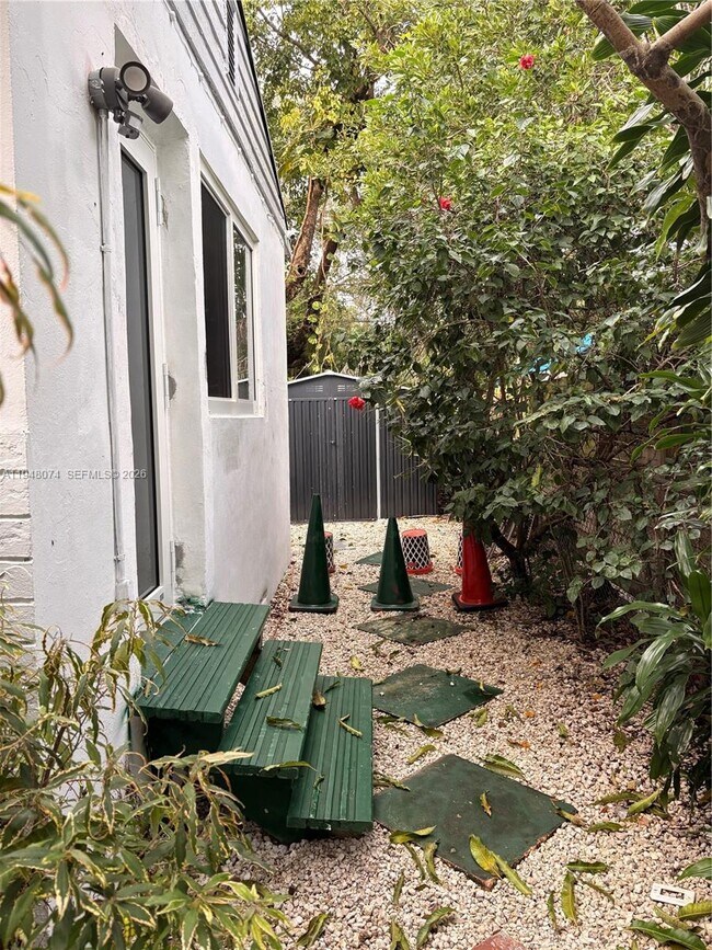 675 NE 159th St in Miami, FL - Foto de edificio - Building Photo