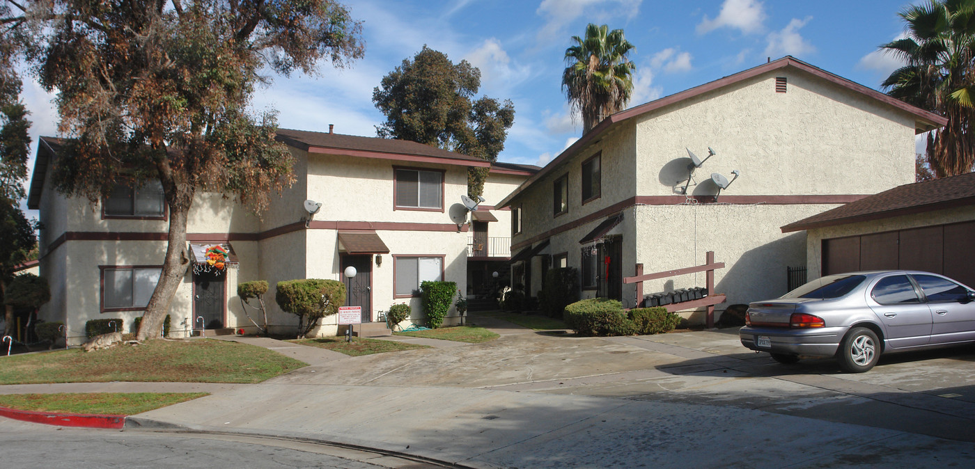 715 E Ruddock St in Covina, CA - Foto de edificio