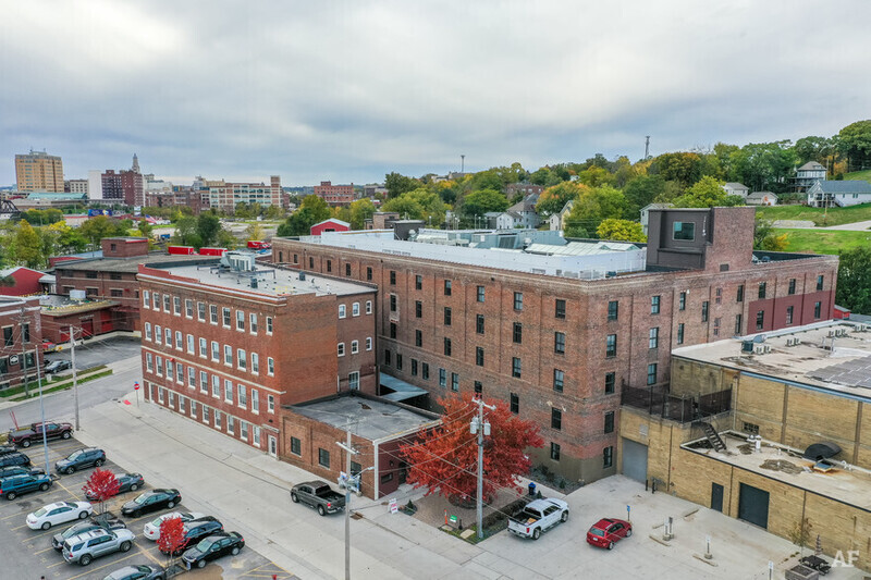 800 Isabel Bloom Way in Davenport, IA - Building Photo