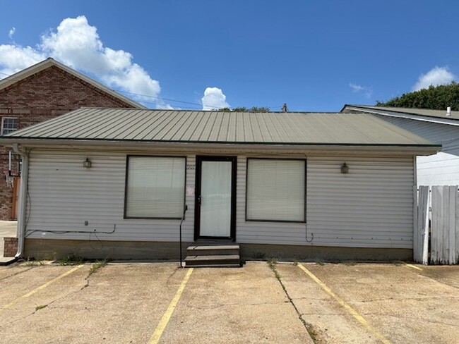 property at 907 Palmetto Rd