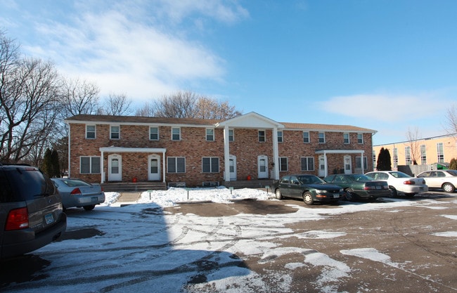 Lincoln Manor Townhomes in Minneapolis, MN - Building Photo - Building Photo