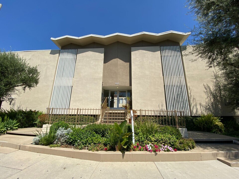 868 N West Knoll Dr in West Hollywood, CA - Building Photo