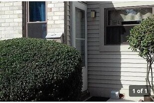 1624 Valley Dr in West Chester, PA - Building Photo