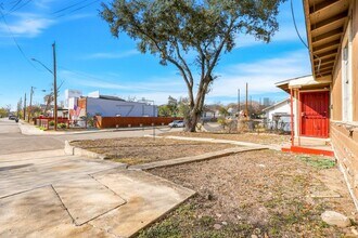 512 S Monumental St in San Antonio, TX - Foto de edificio - Building Photo