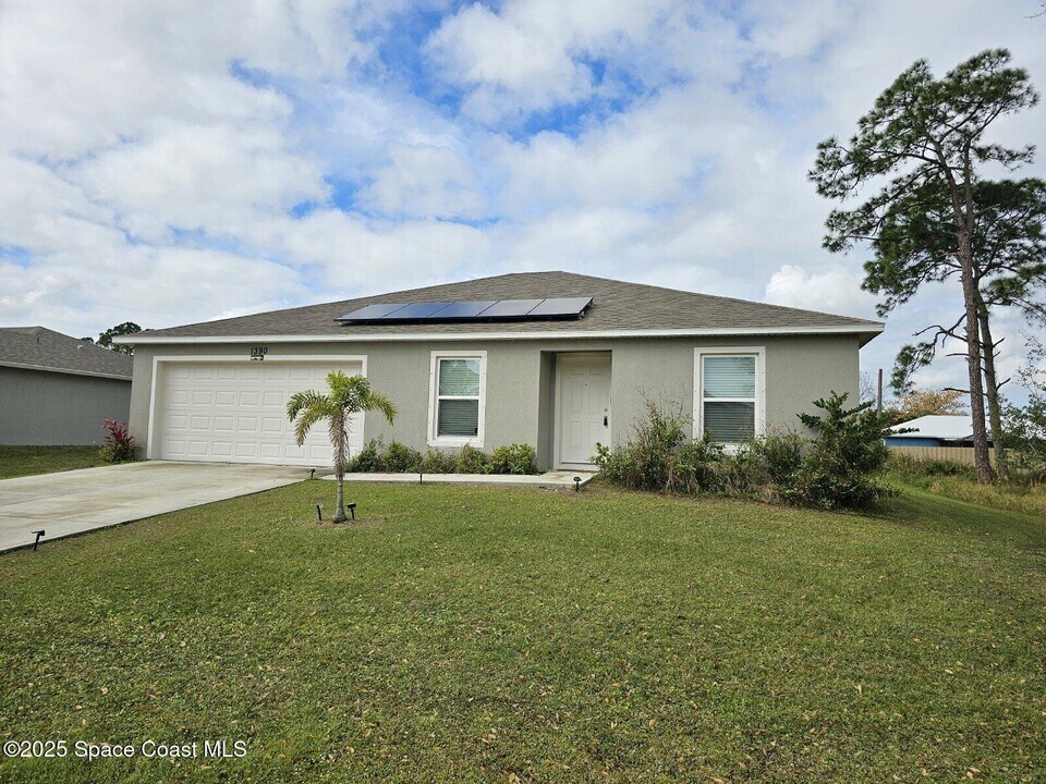 1390 Vander Ave SE in Palm Bay, FL - Building Photo