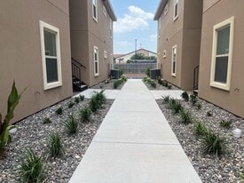 900 E Redbud Ave, Unit 16B8 in McAllen, TX - Building Photo