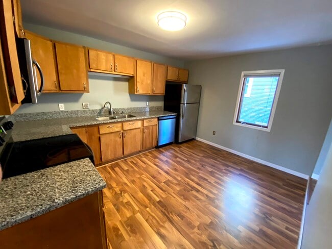 669 Laurel Ave, Unit Unit 2 in St. Paul, MN - Building Photo - Building Photo