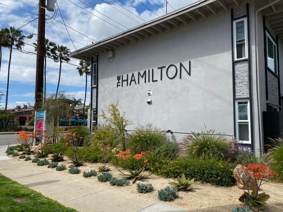 The Hamilton Apartments in Costa Mesa, CA - Foto de edificio