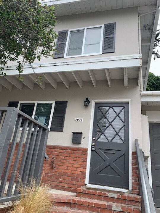 207 8th St in Pacific Grove, CA - Building Photo