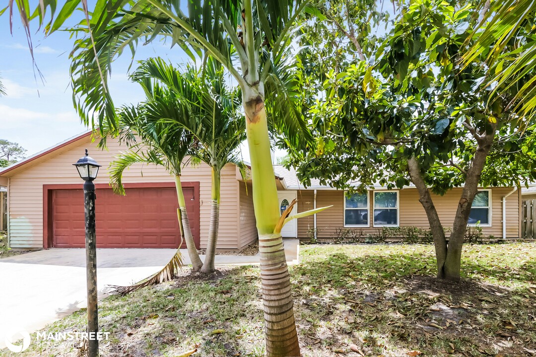 2533 Westchester Dr in Riviera Beach, FL - Building Photo