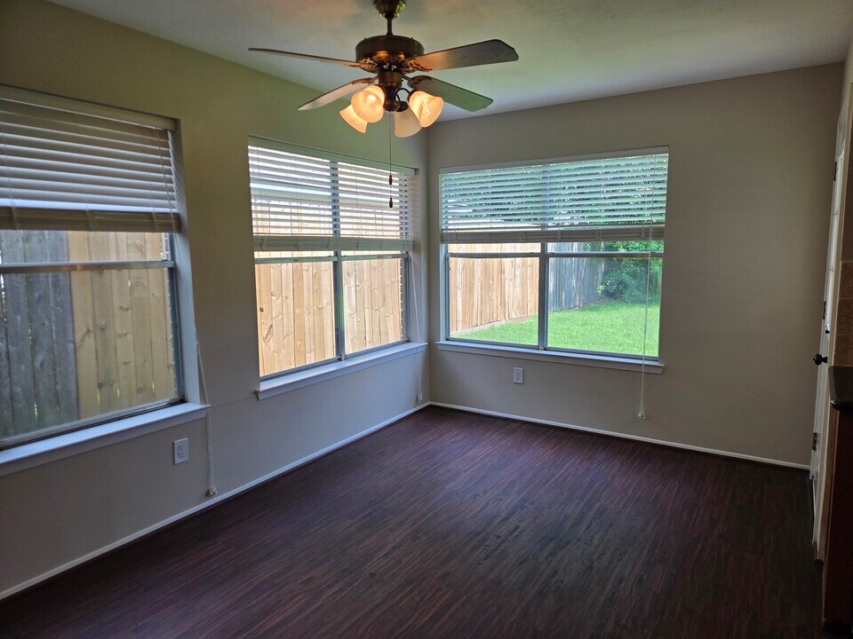 8530 Lake Crystal Dr in Houston, TX - Building Photo