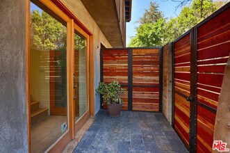 8040 Highland Trail in Los Angeles, CA - Foto de edificio - Building Photo
