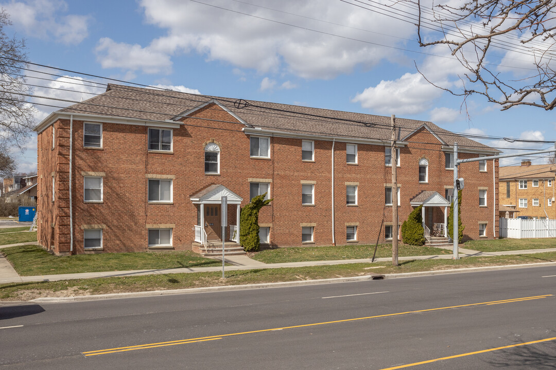 Parma Pointe in Parma, OH - Building Photo