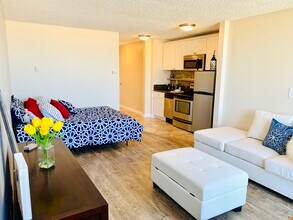 211 Crystal Cove Apts LLC in Redondo Beach, CA - Foto de edificio - Building Photo