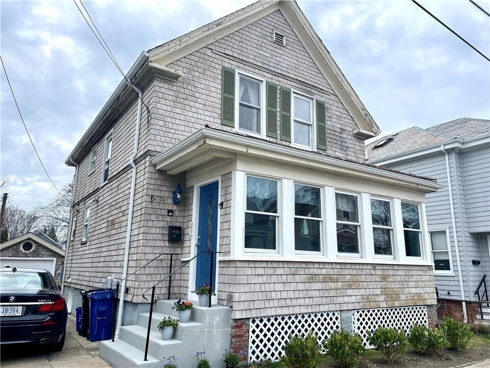 54 Hall Ave in Newport, RI - Building Photo