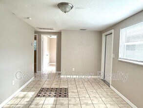 2576 42nd Ave N in St. Petersburg, FL - Building Photo - Building Photo