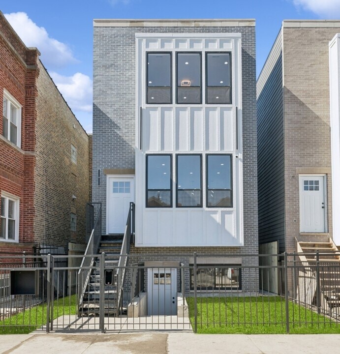 3218 W Polk St, Unit 2 in Chicago, IL - Building Photo