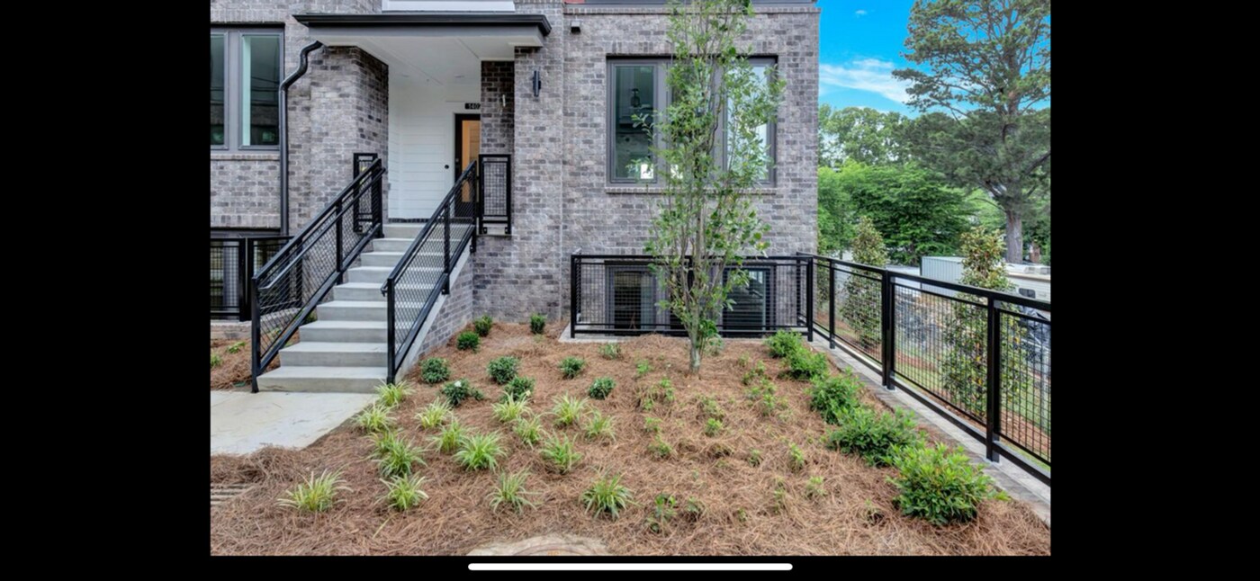 400 Pratt Dr SE in Atlanta, GA - Building Photo