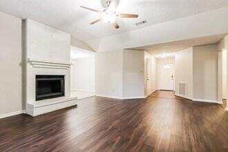 18606 Hiddenbay Way in Spring, TX - Foto de edificio - Building Photo