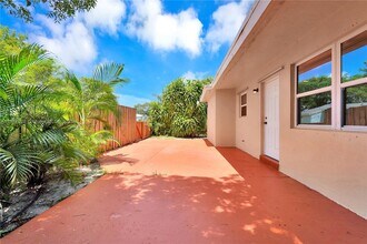 2435 Plunkett St in Hollywood, FL - Building Photo - Building Photo