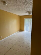 4207 Lakeside Dr in Tamarac, FL - Building Photo - Building Photo