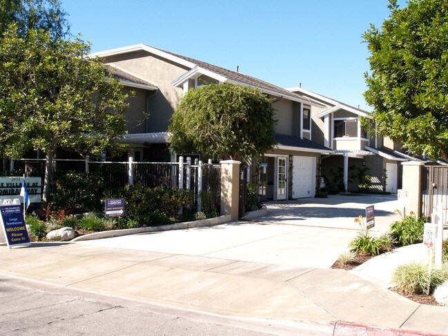 170-196 Admiral Way in Costa Mesa, CA - Foto de edificio - Building Photo
