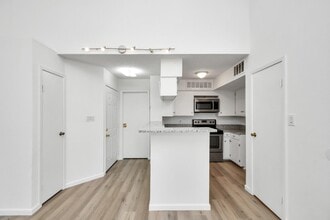 10855 Meadowglen Ln in Houston, TX - Building Photo - Building Photo