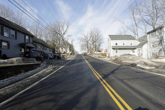 24 Crescent St in Derry, NH - Foto de edificio - Other