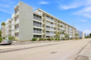 330 SE 2nd St in Hallandale Beach, FL - Building Photo