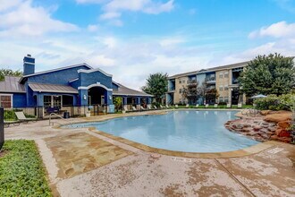 Oasis at Plum Creek Apartments in Kyle, TX - Foto de edificio - Building Photo