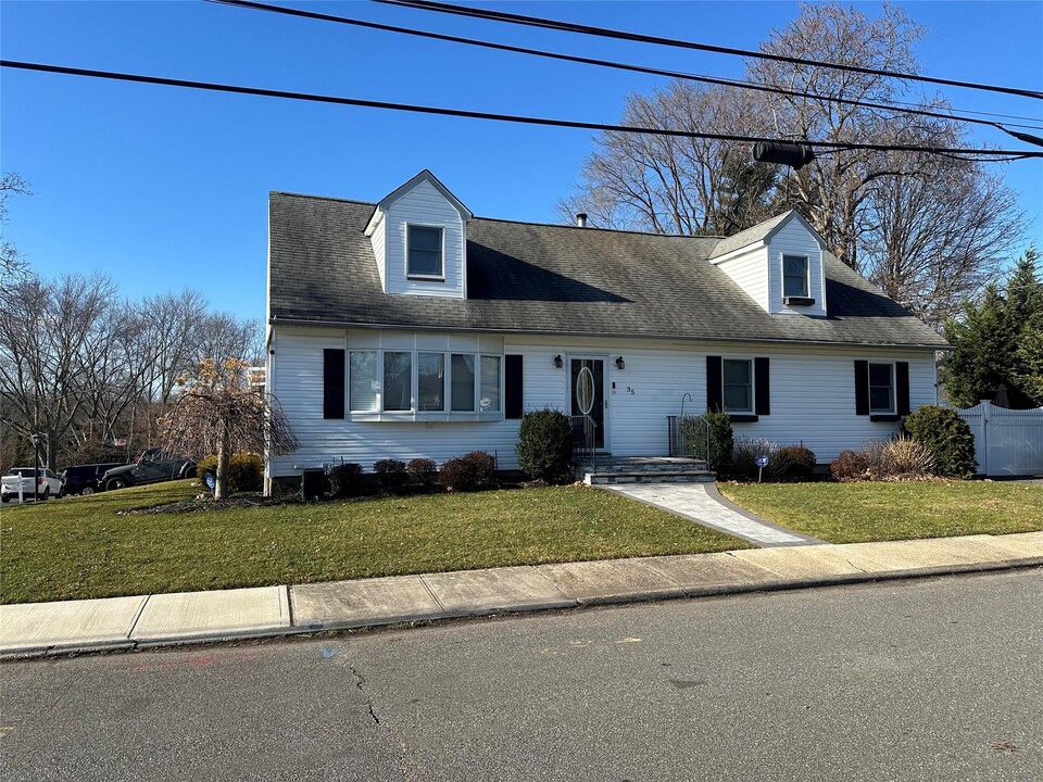 35 Georgia St in East Northport, NY - Building Photo