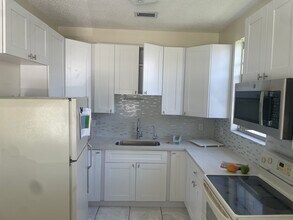 909 SW 8th St in Hallandale Beach, FL - Foto de edificio - Building Photo
