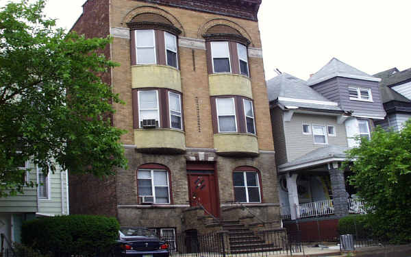 811 Montgomery St in Jersey City, NJ - Building Photo - Building Photo