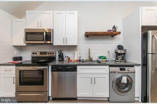 2817 W Girard Ave, Unit 2R in Philadelphia, PA - Building Photo