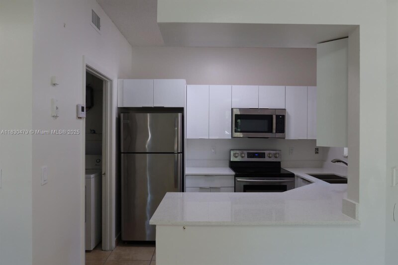 18340 NW 68th Ave in Hialeah, FL - Building Photo