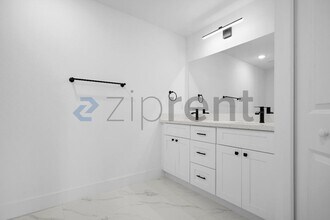 4117 NE 16th Ave in Cape Coral, FL - Foto de edificio - Building Photo