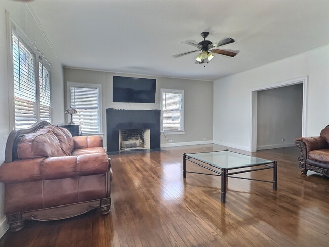119 E Ridgewood Ct in San Antonio, TX - Building Photo - Building Photo
