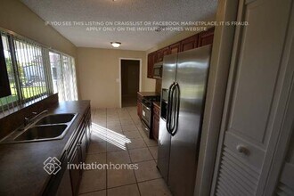 13330 SW 43rd St in Miami, FL - Foto de edificio - Building Photo