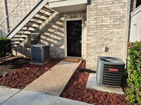 10847 Braes Bend Dr in Houston, TX - Building Photo